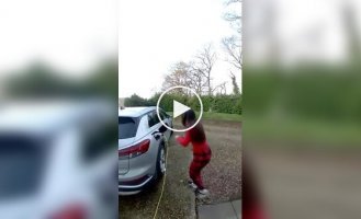 A woman in pajamas chased a man who stole Christmas decorations