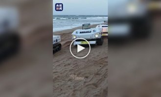 Умные роботы начали очищать пляжи в Китае