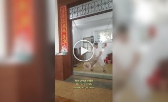 Мужчина тренирует «стальные яйца», получая удары бревном весом 40 кг