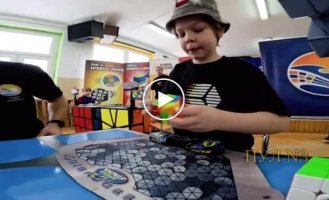 Девятилетний мальчик побил мировой рекорд по сборке кубика Рубика