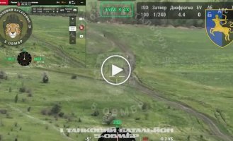 Tankers destroy a group of occupiers on three motorcycles with cannon fire