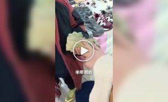 Китайський хлопчик півроку збирав гроші, щоб порадувати маму