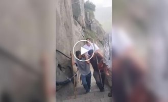В Индии туристы с деньгами могут не утруждать себя подъемом на гору Гирнар