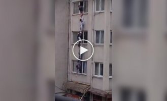 Кот отменил собственное спасение, ловко сбежав от пятерых мужчин