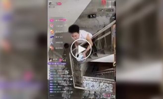 Гении из Поднебесной нашли новый способ накачать бицепс