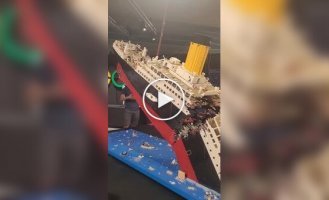 The sinking of the Titanic from a construction set