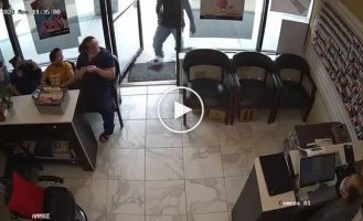 Неудачливый грабитель ушел из салона в Атланте ни с чем