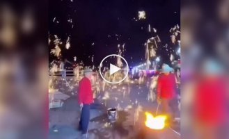 «Железные цветы» — древнее китайское шоу из расплавленного металла