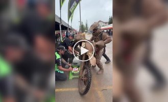 A pit stop in motocross: what it really looks like