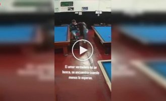 Парень уснул в бильярдном клубе, а девушка проявила находчивость