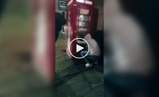 Хотел заказать кебаб — застрял в телефонной будке