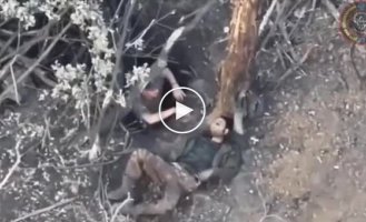 Россиянин не пускает своего трехсотого в укрытие, бьет его, отталкивает и угрожает автоматом