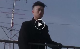 Актер неподвижно простоял на крыше почти 10 часов подряд, чтобы снять идеальный таймлапс