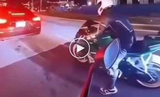 Мотоциклист не удержал байк и получил болезненный урок