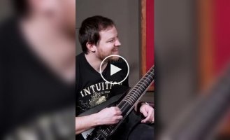 Как звучит гитара с вращающимся грифом