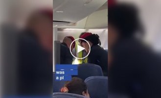 Damned Egoist: Overweight Man Forced Out of Plane to Finally Take Off