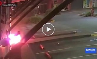 Во время попытки ограбления в Австралии подозреваемый сам себя поджег