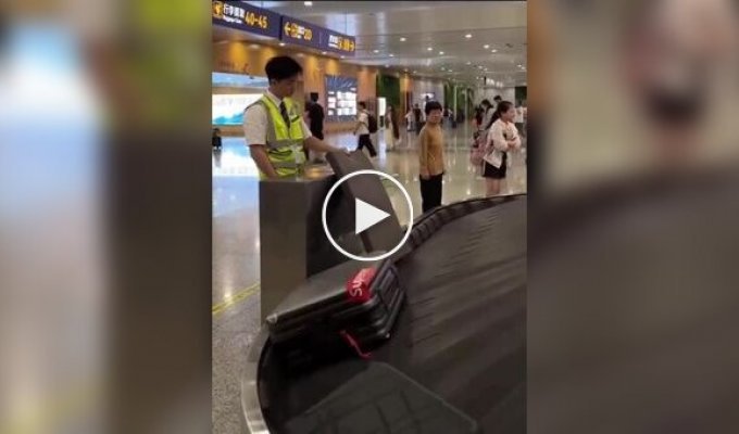 The “calmest job” in the world was filmed at a Chinese airport