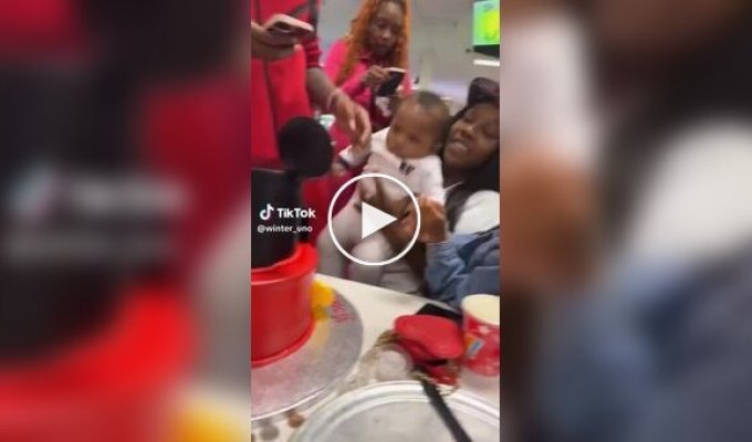 Малыш познакомился с тортом слишком близко