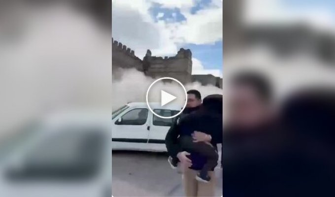 В Испании рухнула популярная башня средневекового замка на глазах у туристов