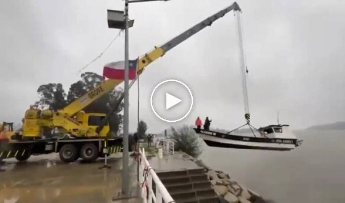 Операция по подъему лодки в Чили пошла не по плану