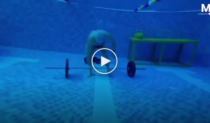 Під водою зі штангою: екстремальне тренування на дні басейну