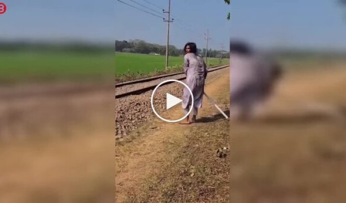 Як крадуть телефони у пасажирів поїздів у Пакистані