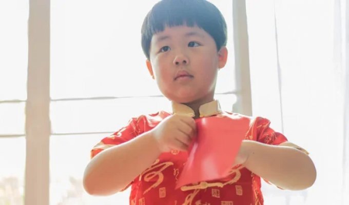 In China, a 10-year-old boy won a lawsuit against his own father, who spent all his savings (2 photos)