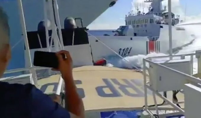 The pursuit of a Filipino boat resulted in a collision of Chinese ships (5 photos + 3 videos)