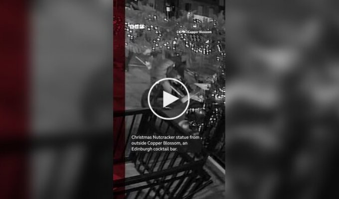 В Шотландии неизвестный украл 2,5-метрового Щелкунчика