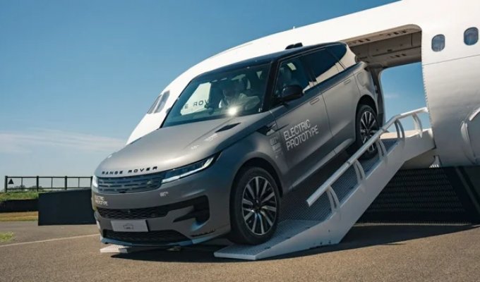 Электрический Range Rover Sport впервые показался на публике (19 фото)