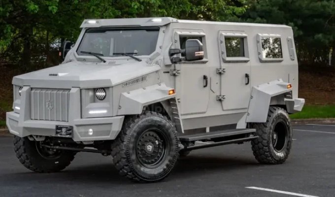 Ford F-600 turned into a luxury armored car with a Mercedes-Maybach-style interior (7 photos)