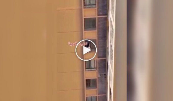В Китае любовница спустилась с 10-го этажа по фасаду, спасаясь от вернувшейся жены