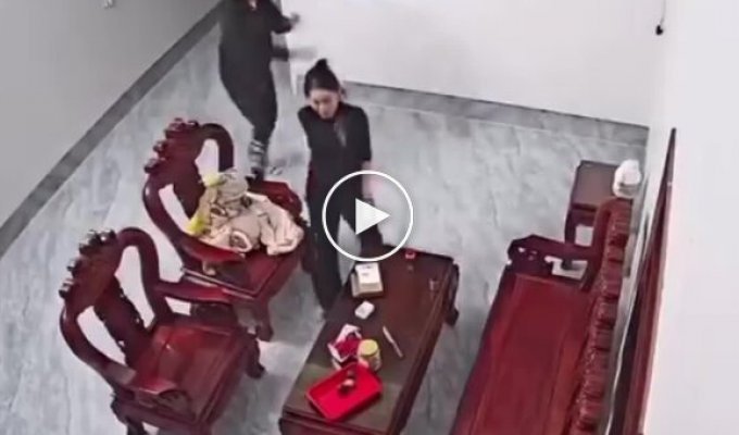 Overestimated her strength: a girl accidentally hit a guy