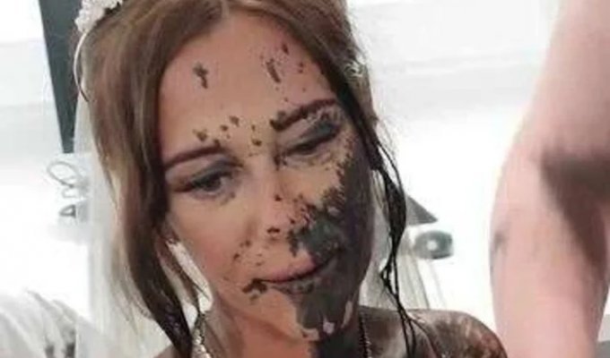 A Bride Walking Down the Aisle Was Doused with Black Paint (2 photos + 1 video)