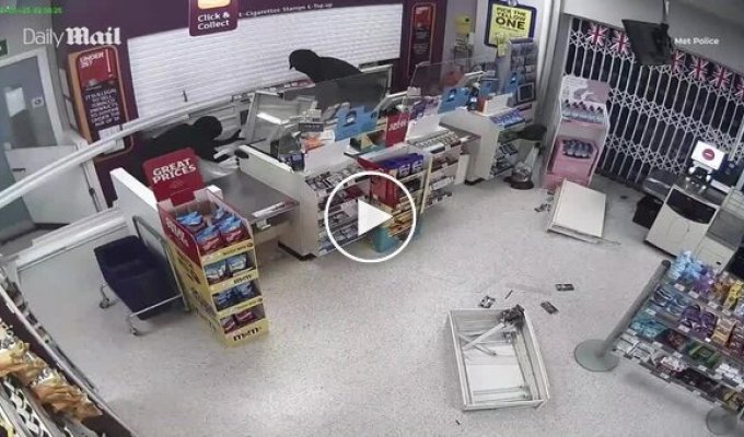 In London, robbers broke into a store using a chainsaw