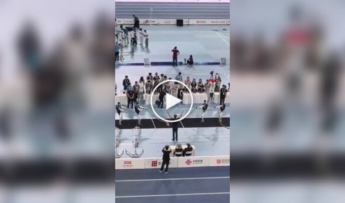 У Китаї роботи влаштували змагання з перетягування каната