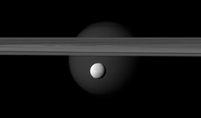 Enceladus and Titan: Two Potentially Habitable Worlds in One Frame (2 photos)