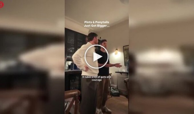 Отцы учатся плести косы для дочерей прямо в баре