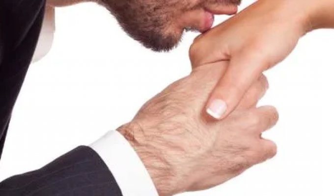 В Испании поцелуй руки без согласия признали сексуализированным насилием