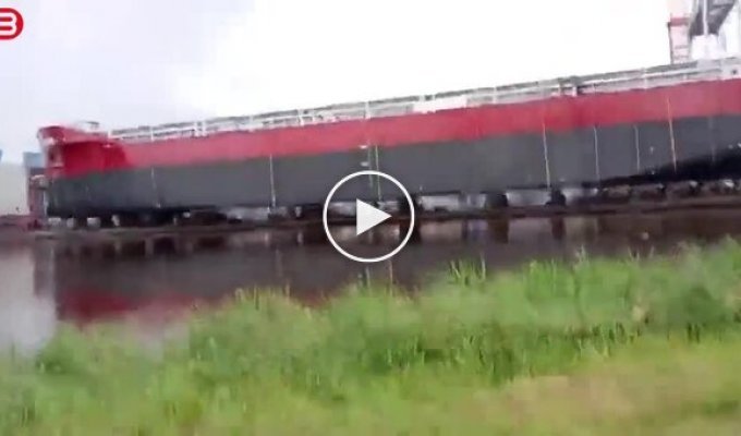 Школярів змило величезною хвилею під час спуску корабля на воду