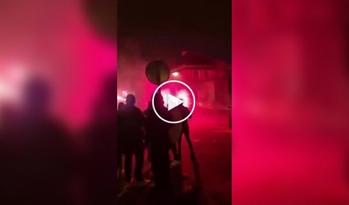 How migrants attacked Dutch police with fireworks