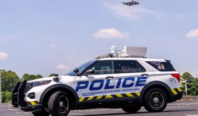 The first robot policeman has appeared in the US (5 photos)