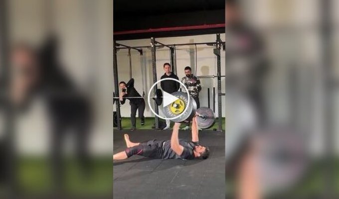 За межею можливого: Турецький підйом зі штангою 116 кг