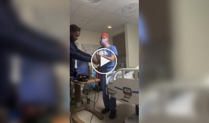 Парень приехал в роддом к жене с игровой консолью