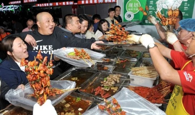 Chinese University Recruits Students to Study Barbecue (4 photos)