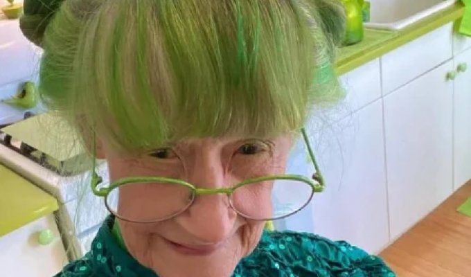 The woman who wears only green clothes (8 photos)