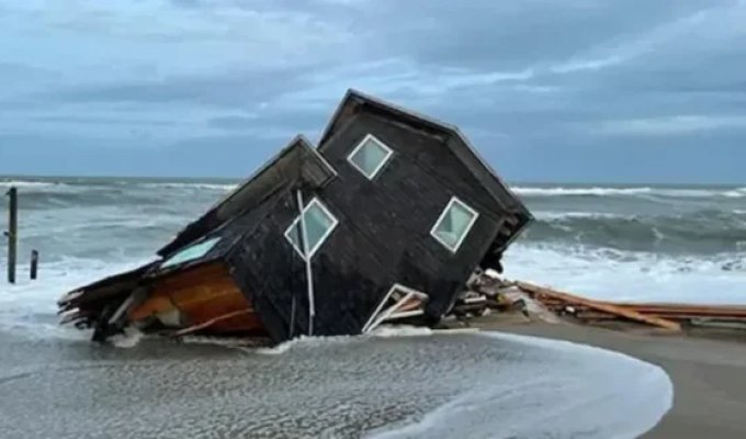 No insurance: Woman watches her house sink from shore (2 photos + 1 video)