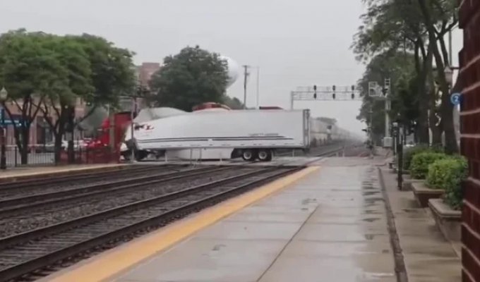 In the USA, a train rammed a truck and dragged it forward, damaging the station building (3 photos + 1 video)