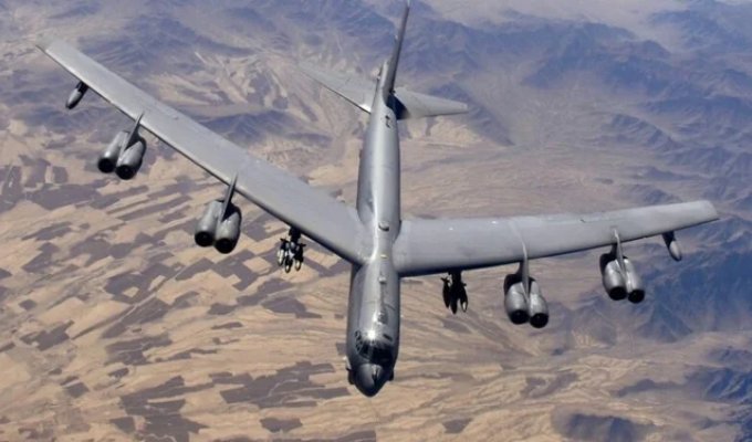 A B-52 bomber crashed in California (1 photo + 2 videos)